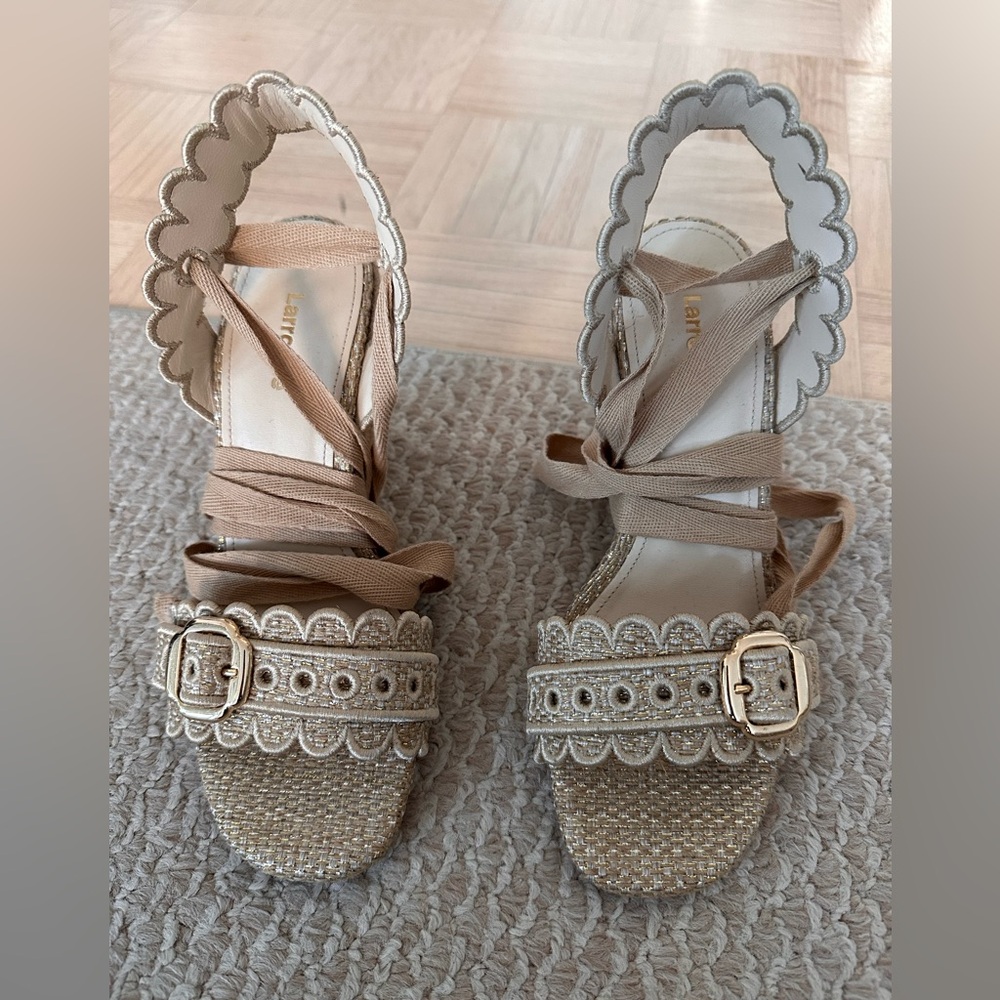 NWOT Larroude Poppy Gold Metallic Raffia Wedges